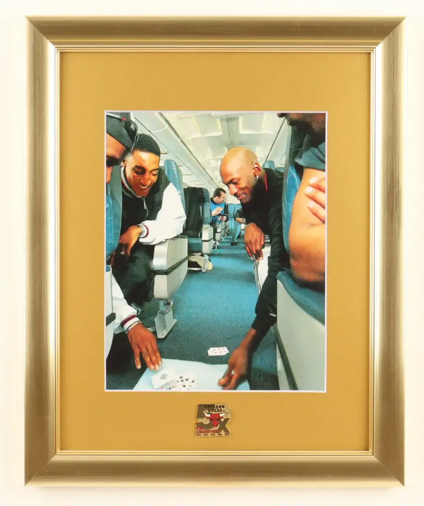 Cadre Michael Jordan jouant dans l'avion du retour du 5 ième titre des bulls avec epingle dorée 5 NBA champions