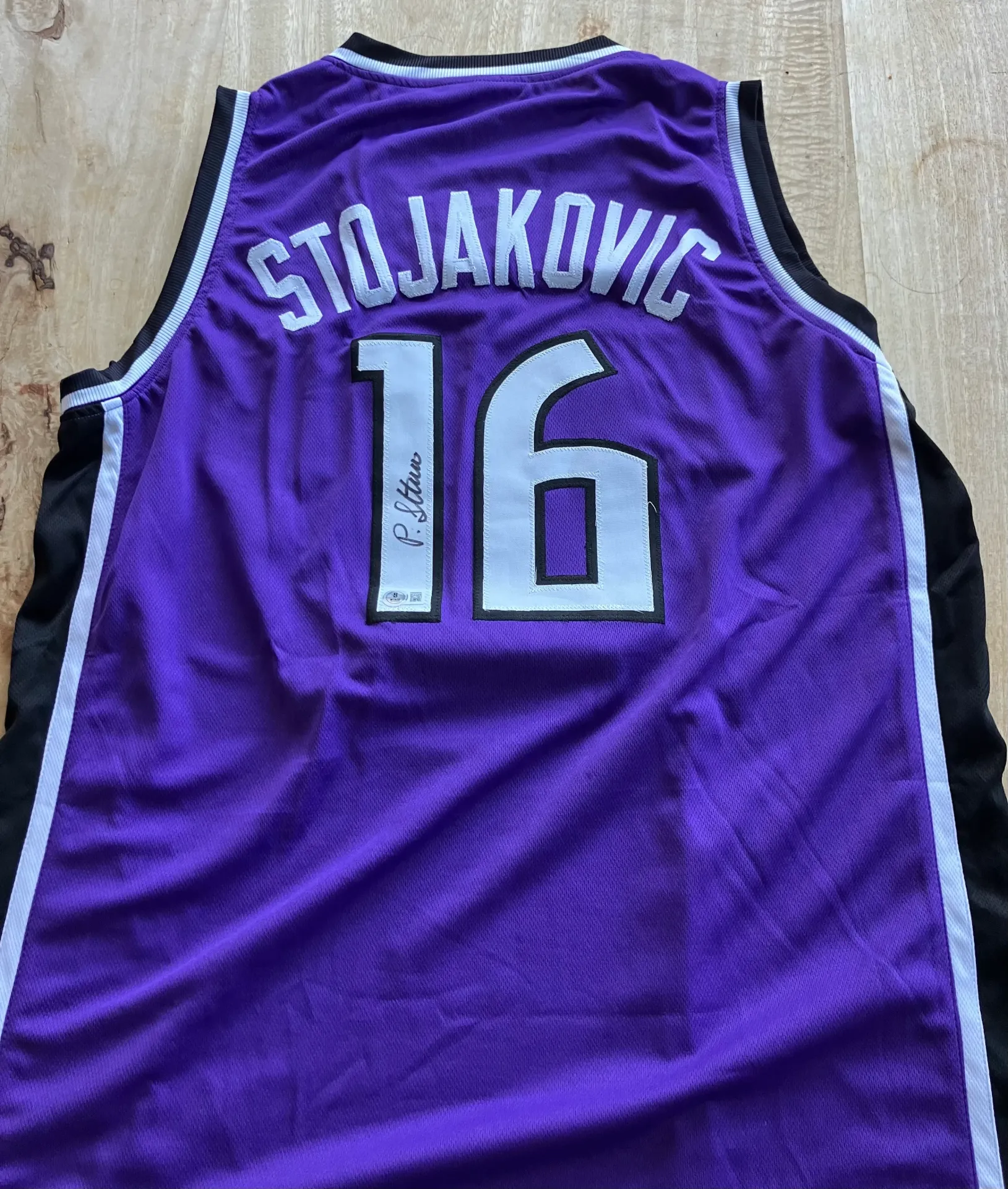 Maillot Kings Signé à la main par Peja stojakovic