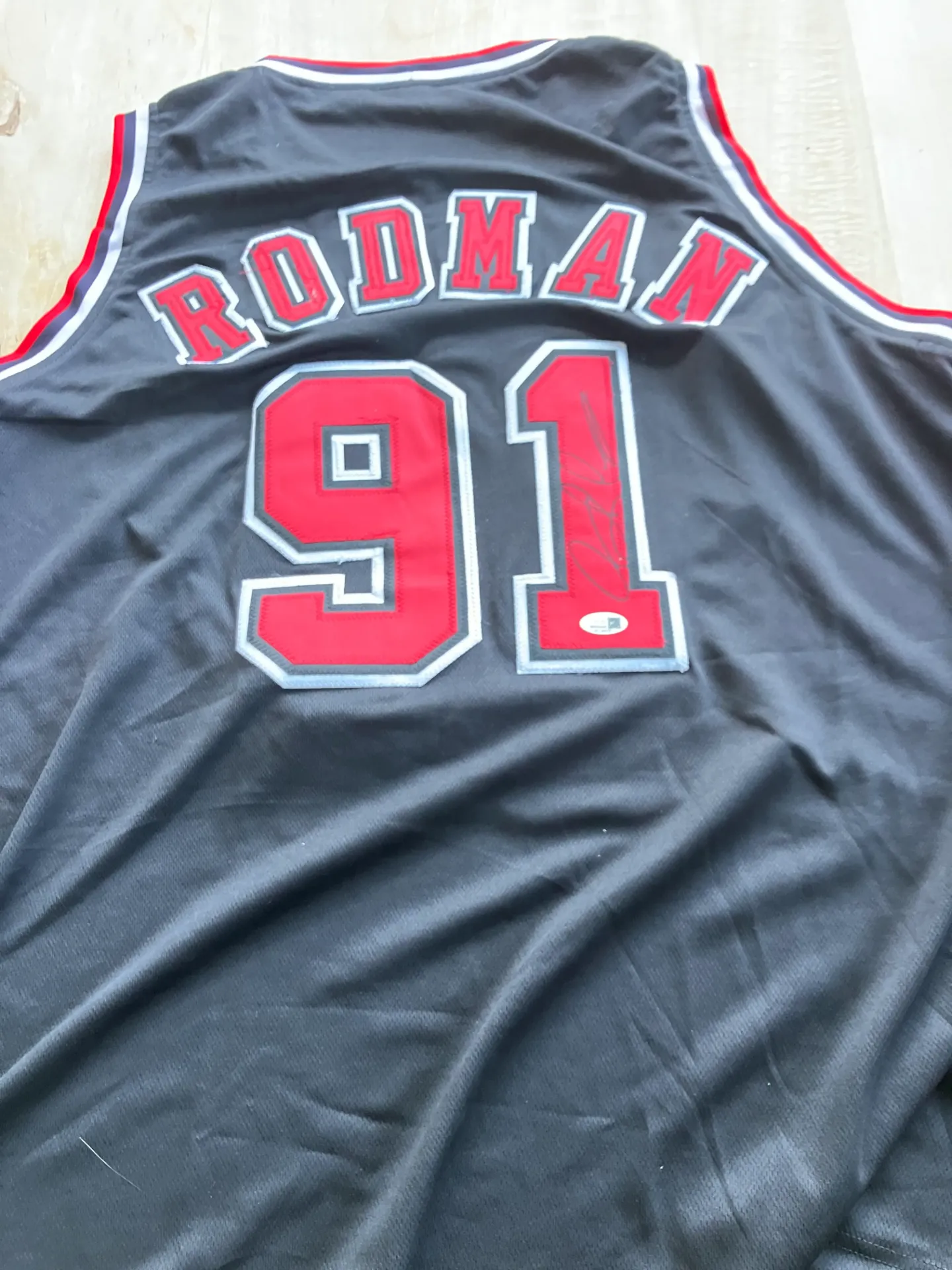 Maillot Bulls Noir signé à la main par Denis Rodman