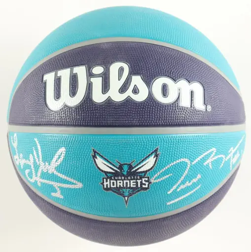 Ballon Hornets Signé à la main par Mugsy Bogues et Larry Johnson